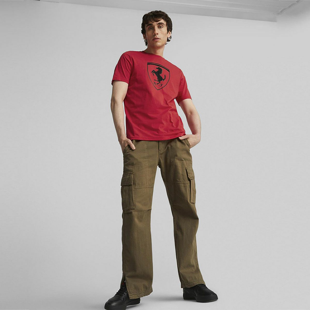 Ferrari｜フェラーリ RACE TONAL ビッグ シールド Tシャツ｜レッド｜モデル着用