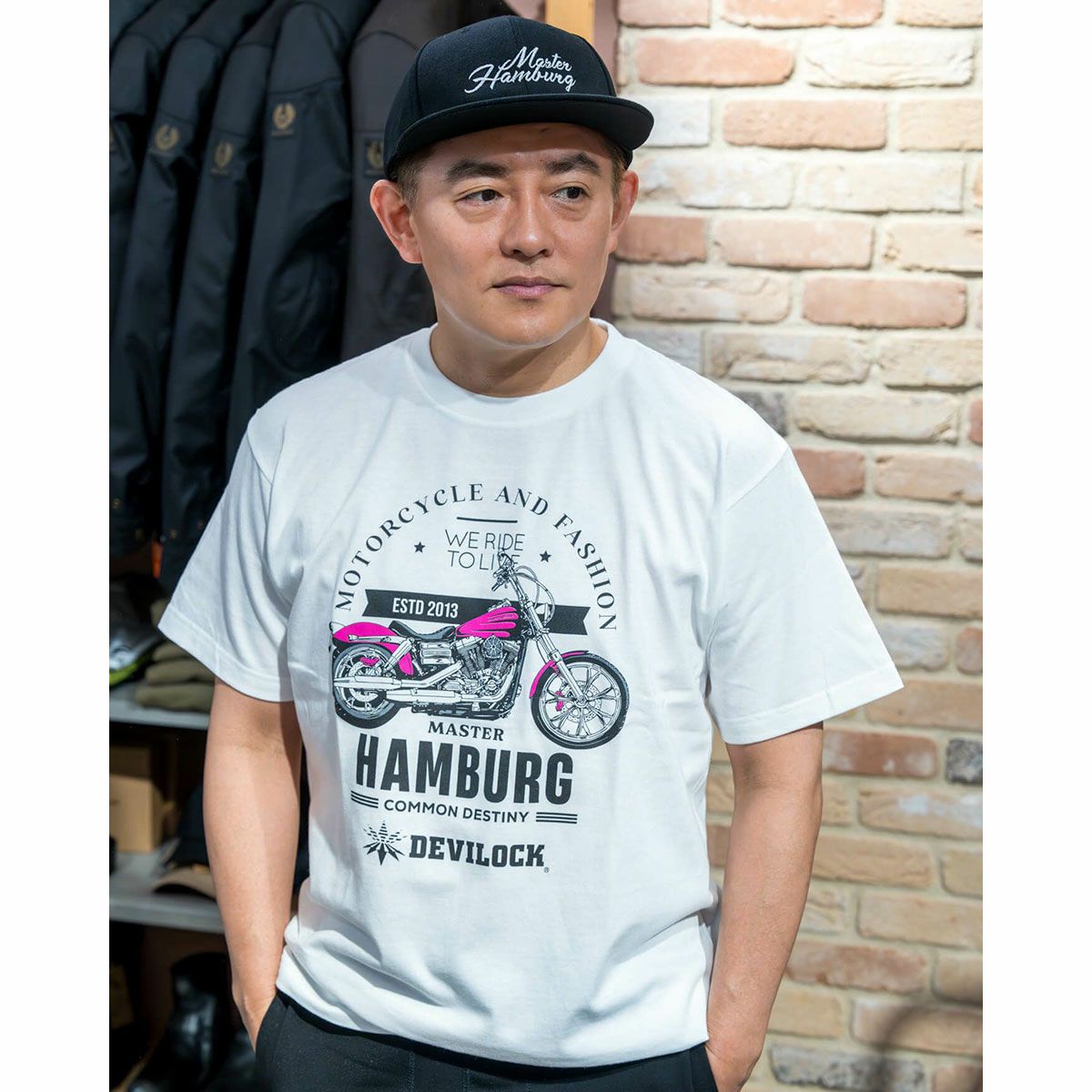 ハンバーグ師匠 x DEVILOCK｜BIKE TEE｜Tシャツ｜ホワイト｜モデル着用
