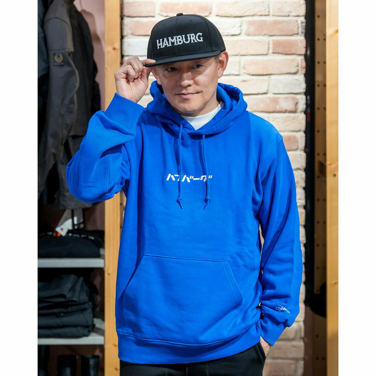 ハンバーグ師匠 x DEVILOCK｜ハンバーグHOODIE｜フーディ｜ブルー｜モデル着用