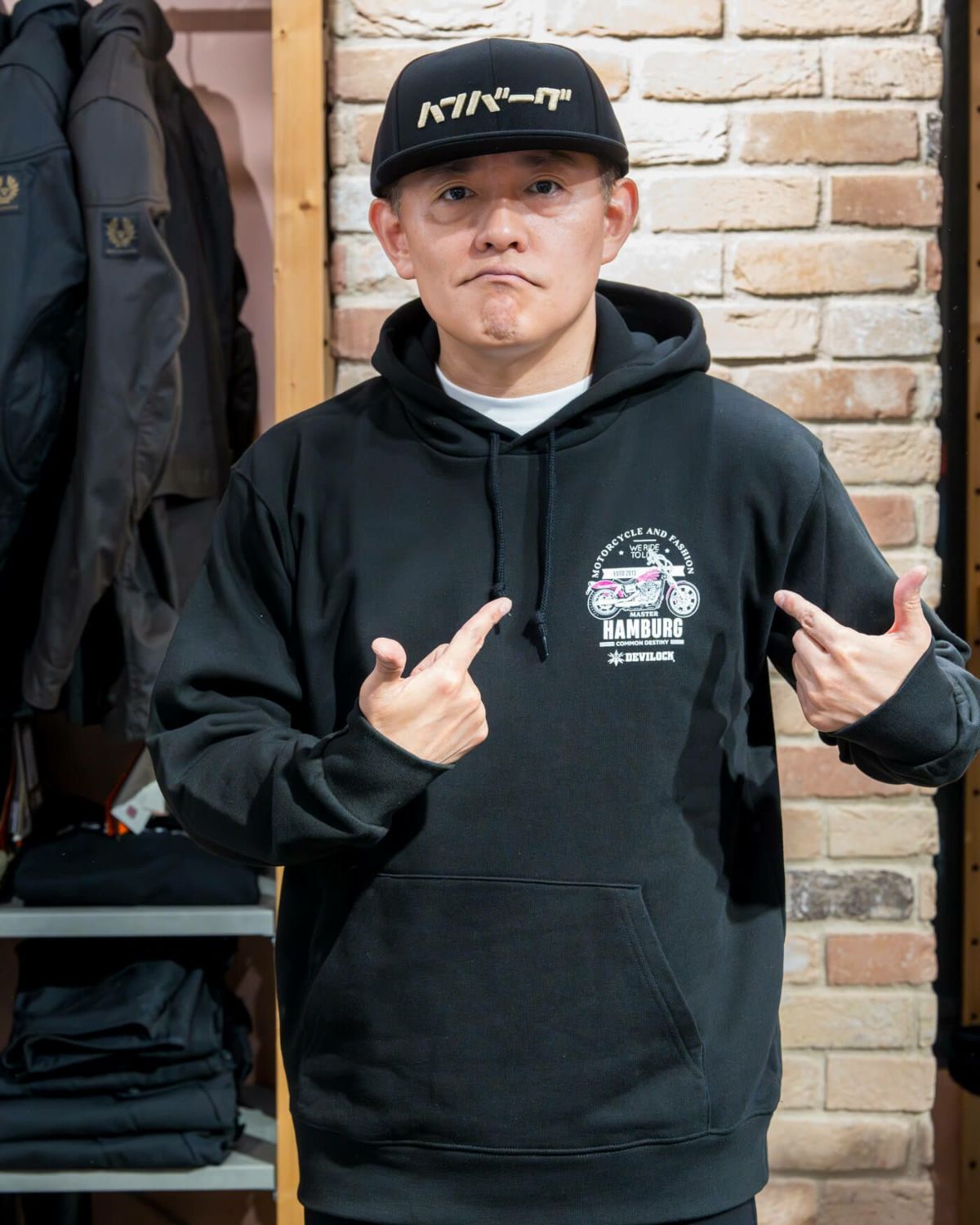 ハンバーグ師匠 x DEVILOCK｜BIKE HOODIE｜フーディ｜ブラック｜モデル着用