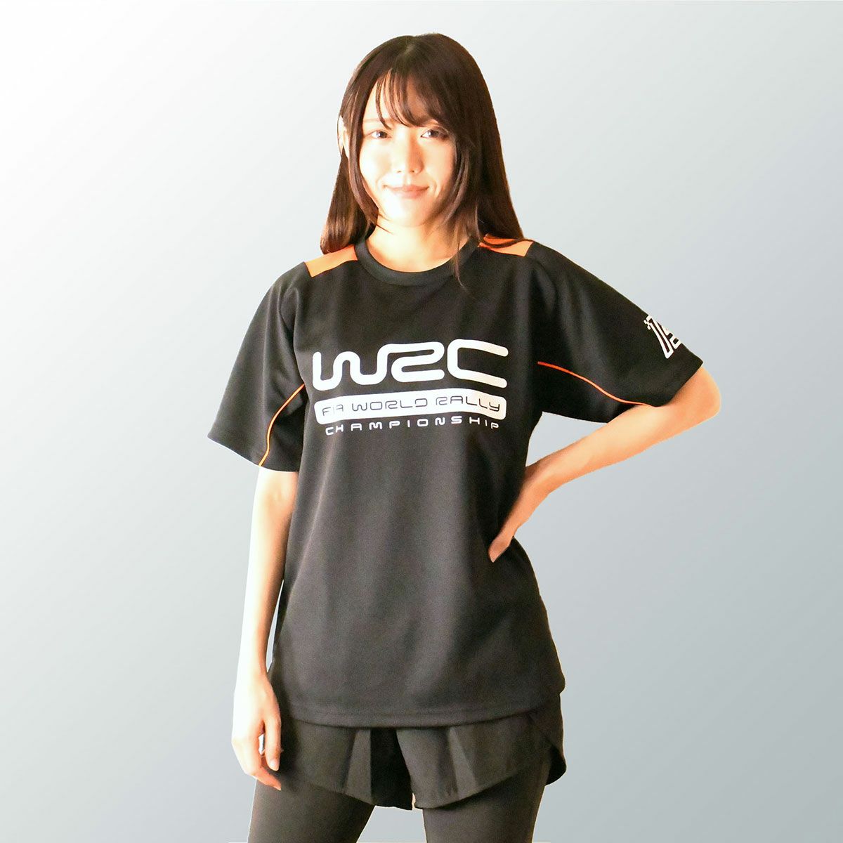 WRC｜WRC 13 ポリエステル Tシャツ｜ブラック｜モデル着用