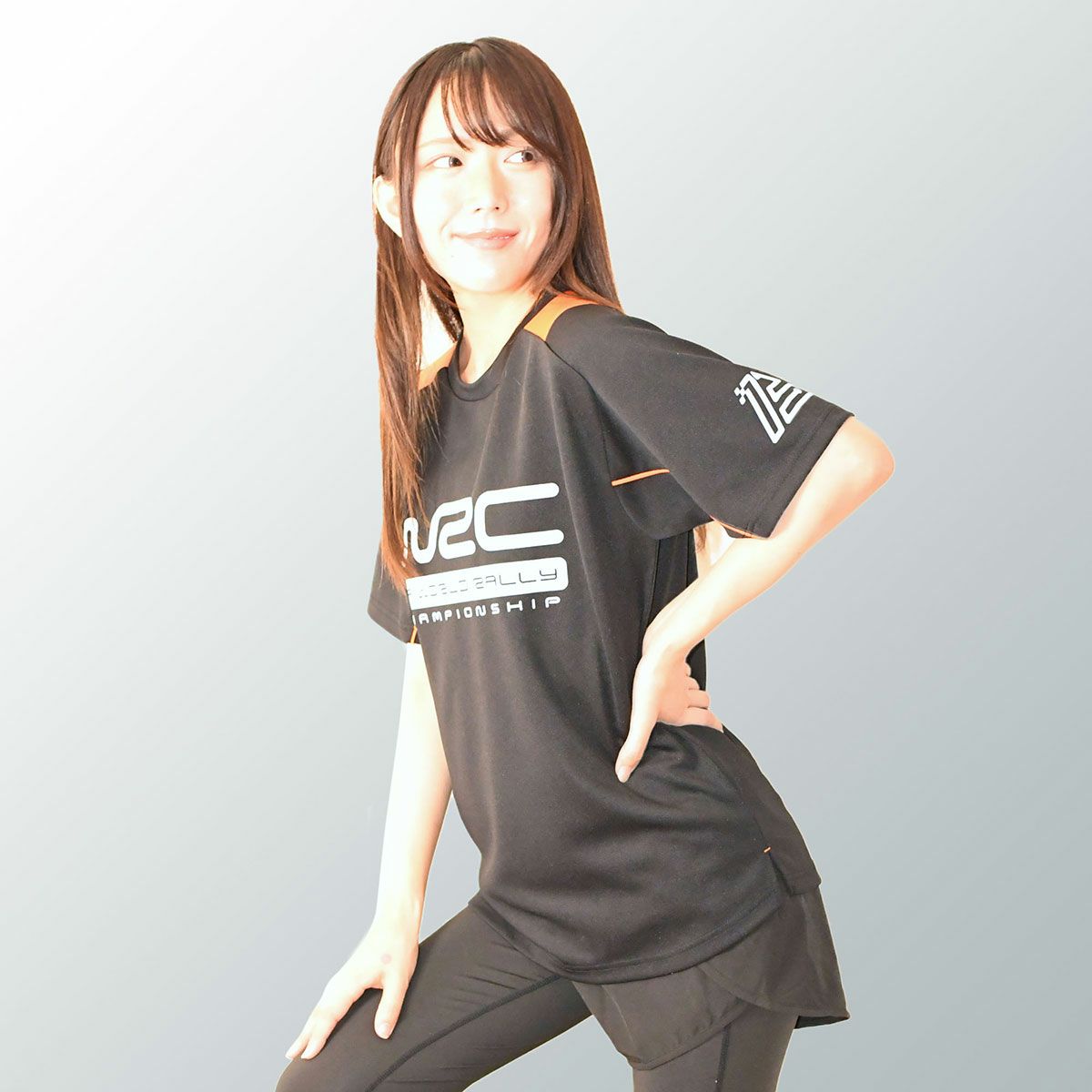 WRC｜WRC 13 ポリエステル Tシャツ｜ブラック｜モデル着用