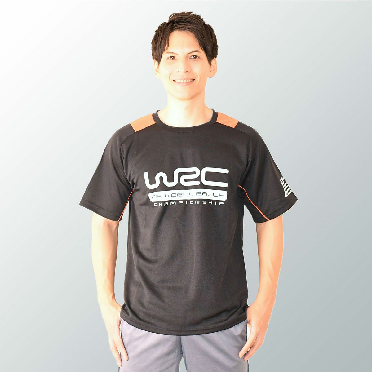 WRC｜WRC 13 ポリエステル Tシャツ｜ブラック｜モデル着用
