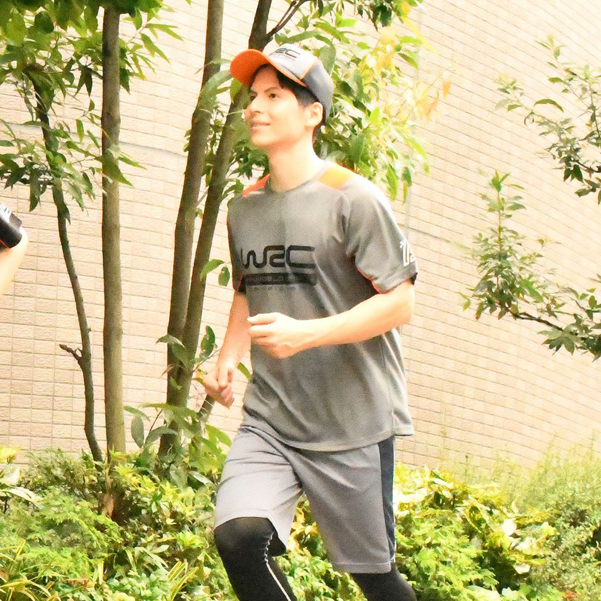 WRC｜WRC 13 ポリエステル Tシャツ｜グレー｜モデル着用