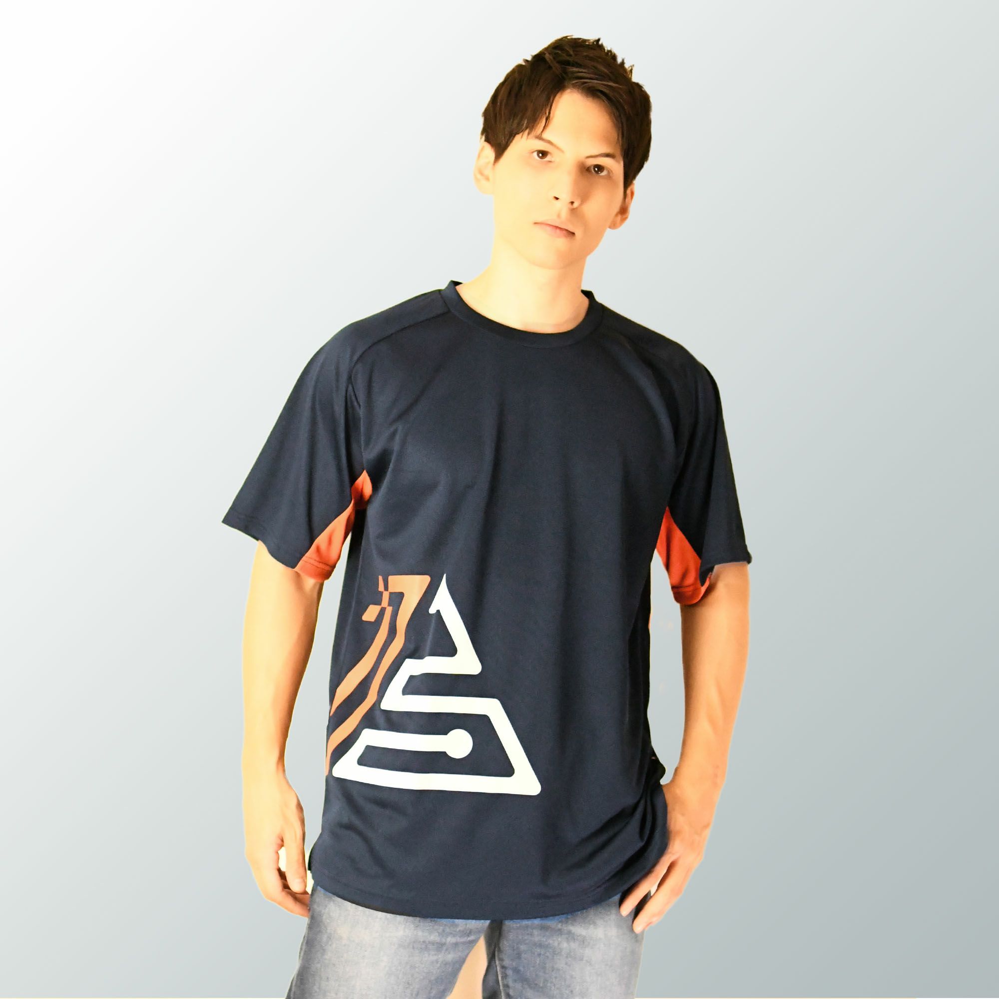 WRC｜WRC 13 ポリエステル Tシャツ｜ネイビーブルー｜モデル着用