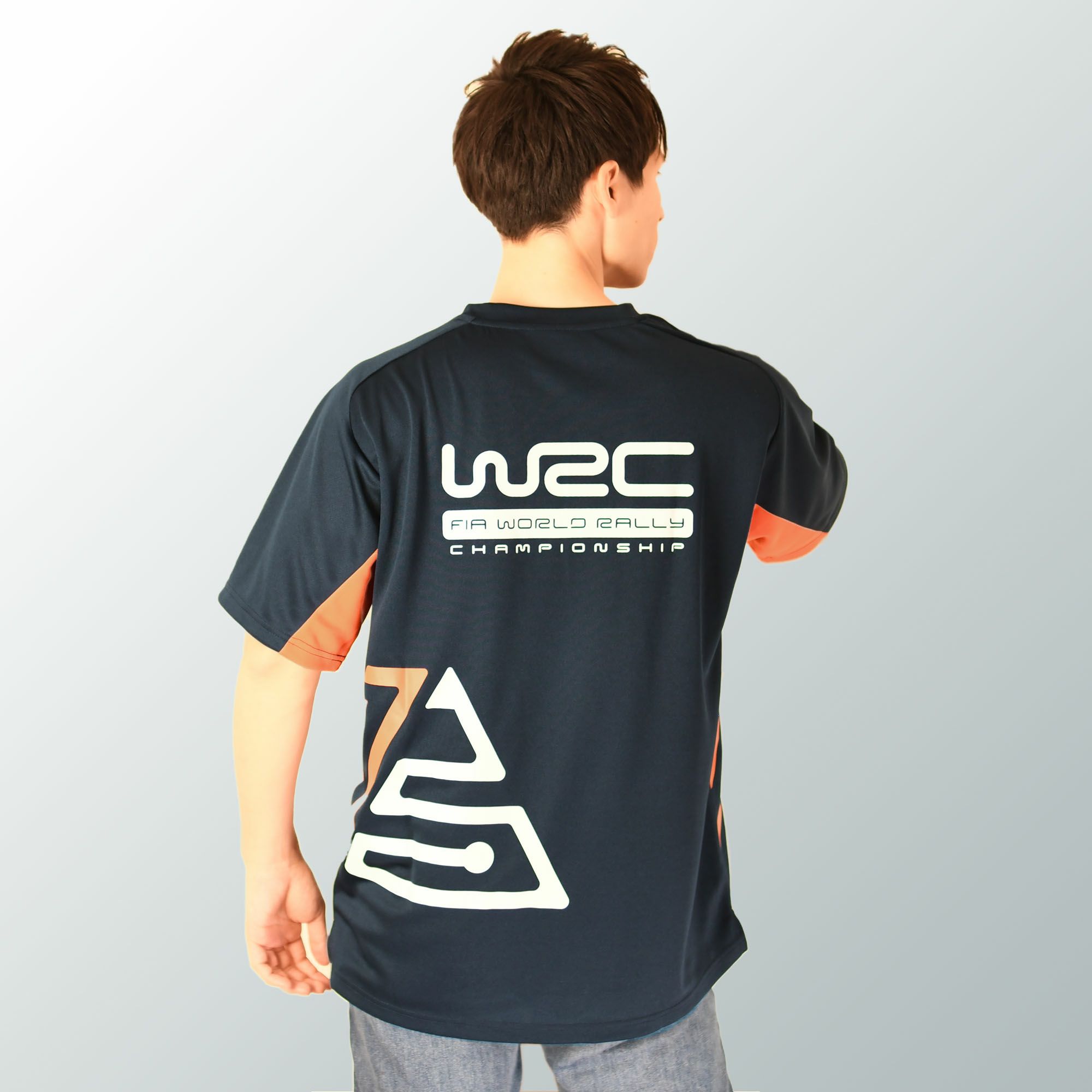 WRC｜WRC 13 ポリエステル Tシャツ｜ネイビーブルー｜モデル着用