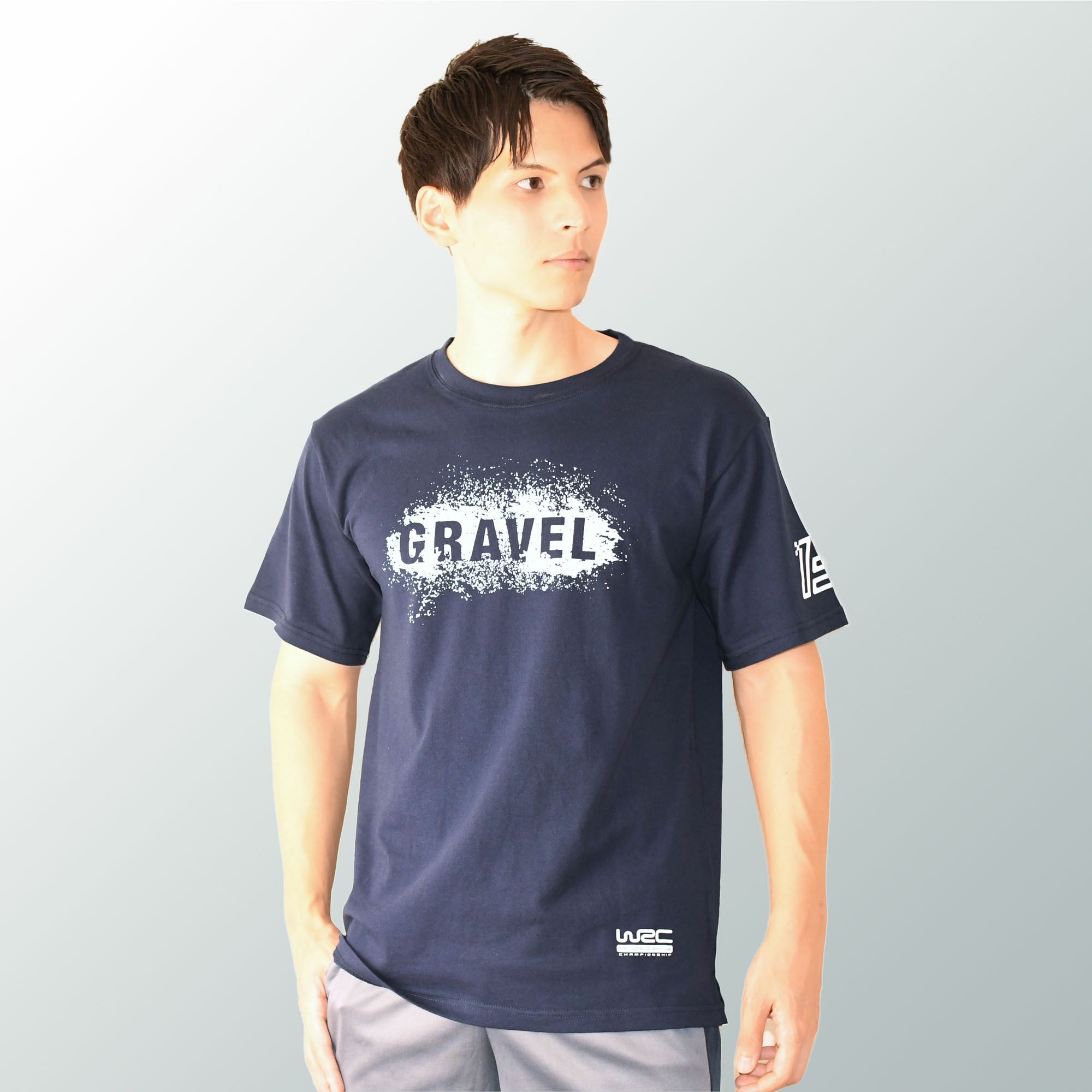 WRC｜WRC GRAVEL Tシャツ｜ネイビーブルー｜モデル着用