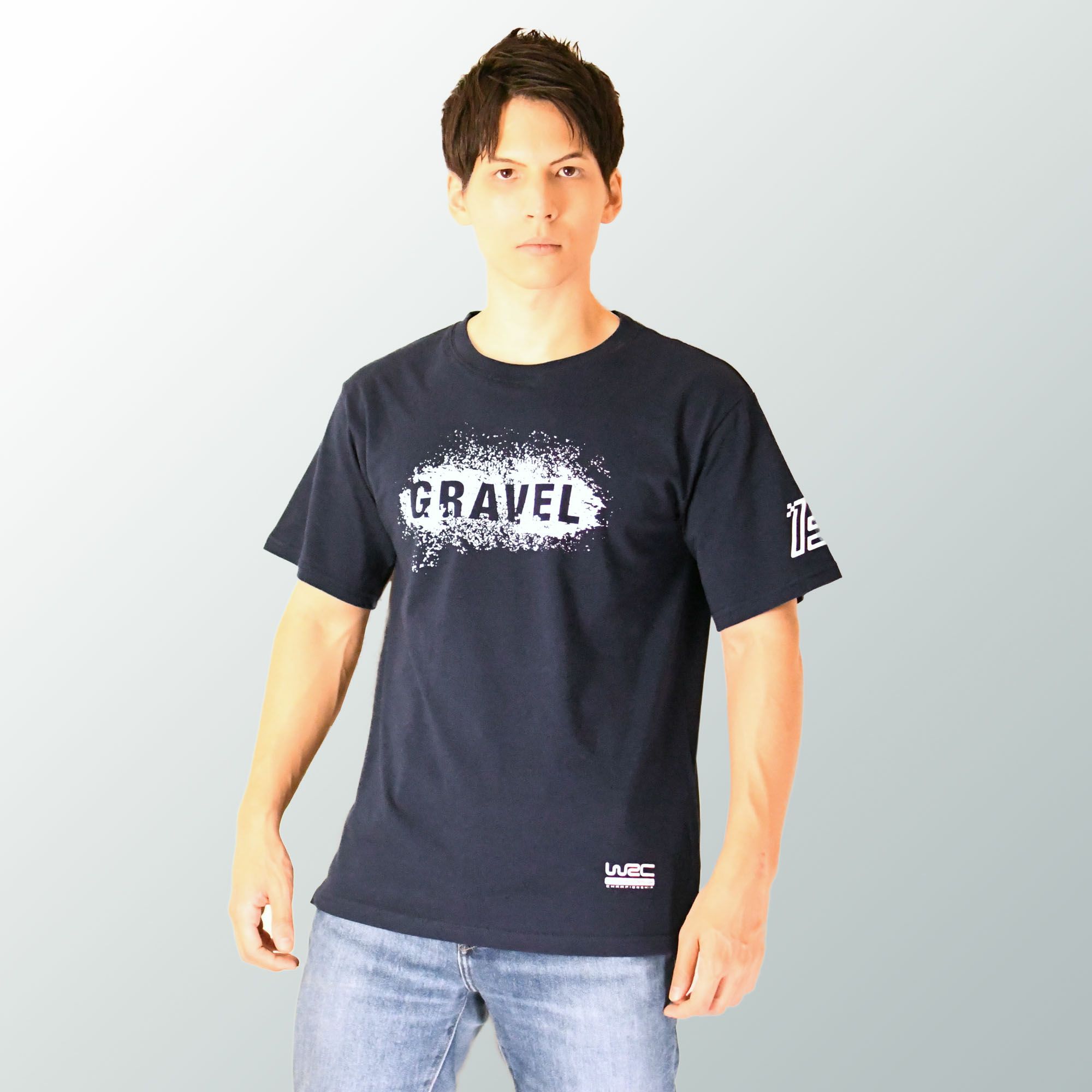 WRC｜WRC GRAVEL Tシャツ｜ネイビーブルー｜モデル着用