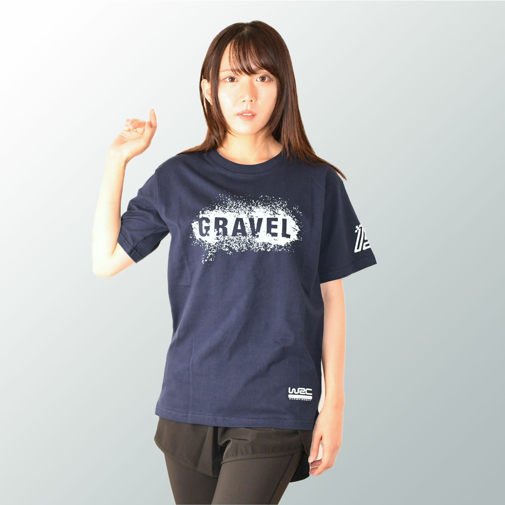 WRC｜WRC GRAVEL Tシャツ｜ネイビーブルー｜モデル着用