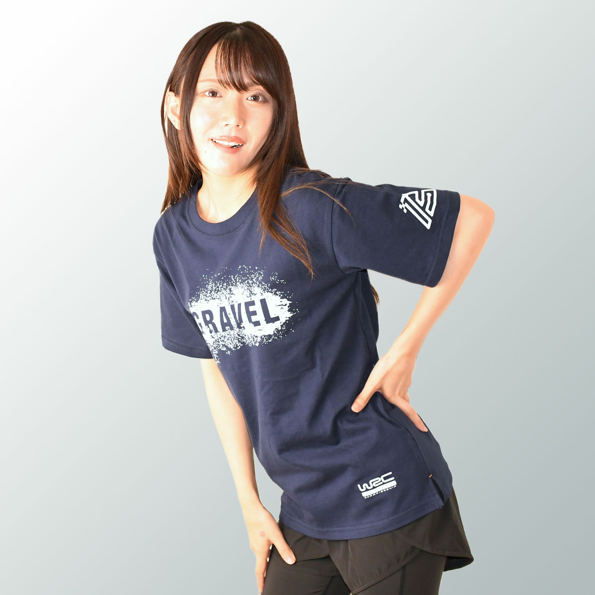 WRC｜WRC GRAVEL Tシャツ｜ネイビーブルー｜モデル着用