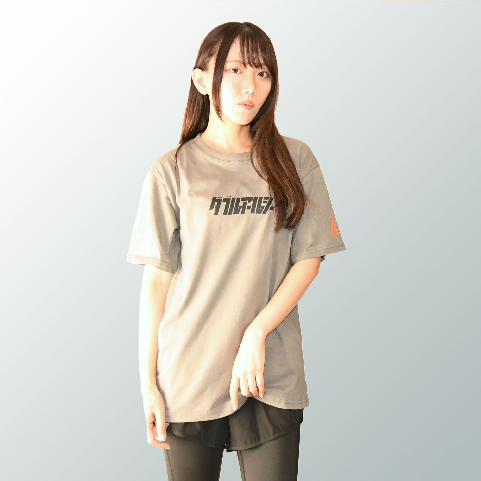 WRC｜WRC ダブルアールシー Tシャツ｜グレー｜モデル着用