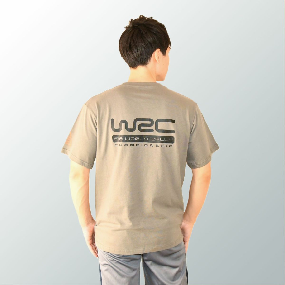 WRC｜WRC ダブルアールシー Tシャツ｜グレー｜モデル着用