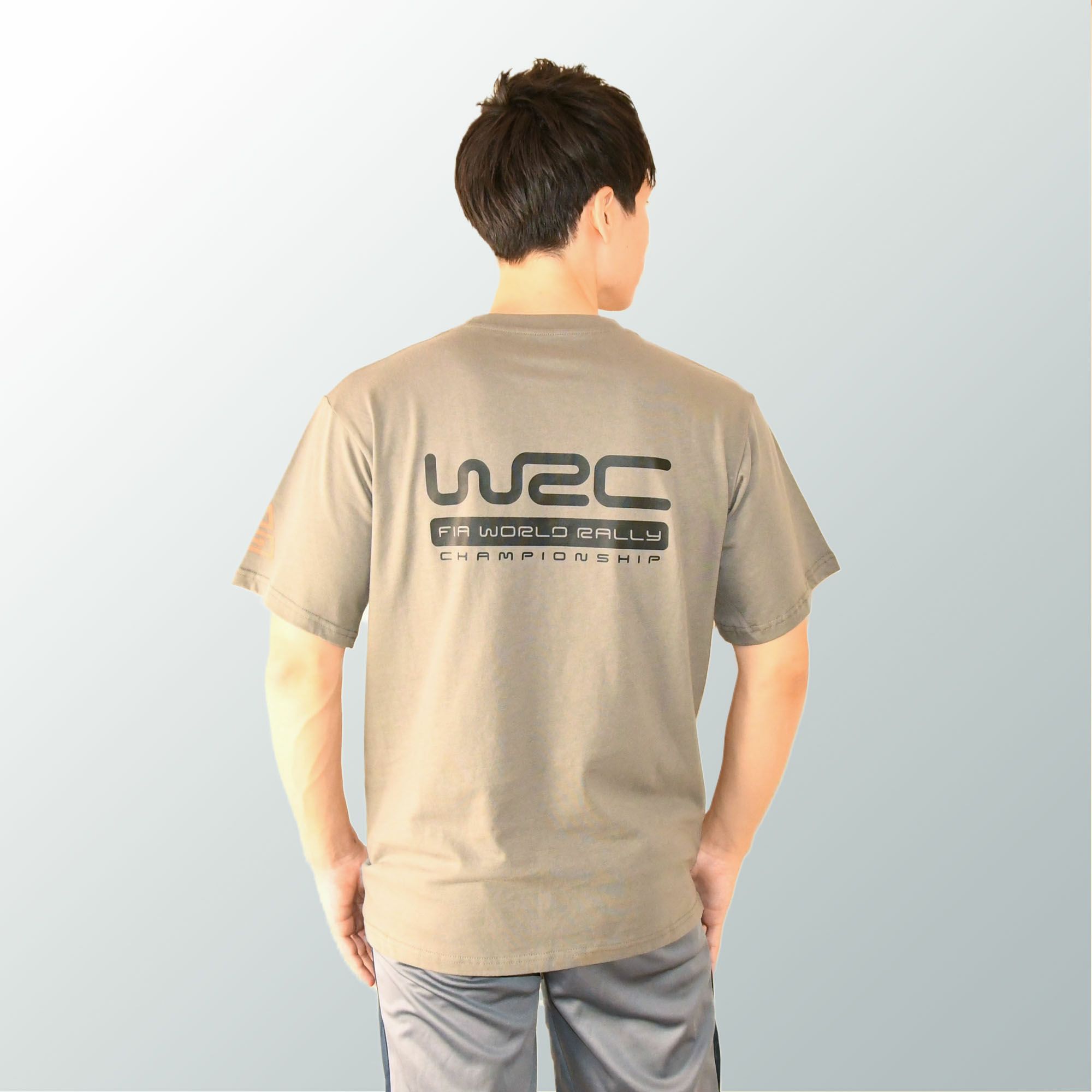 WRC｜WRC ダブルアールシー Tシャツ｜グレー｜モデル着用