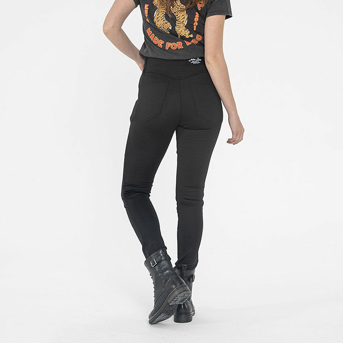 John Doe｜ジェギー ウーマン｜デニム｜ブラック｜モデル着用