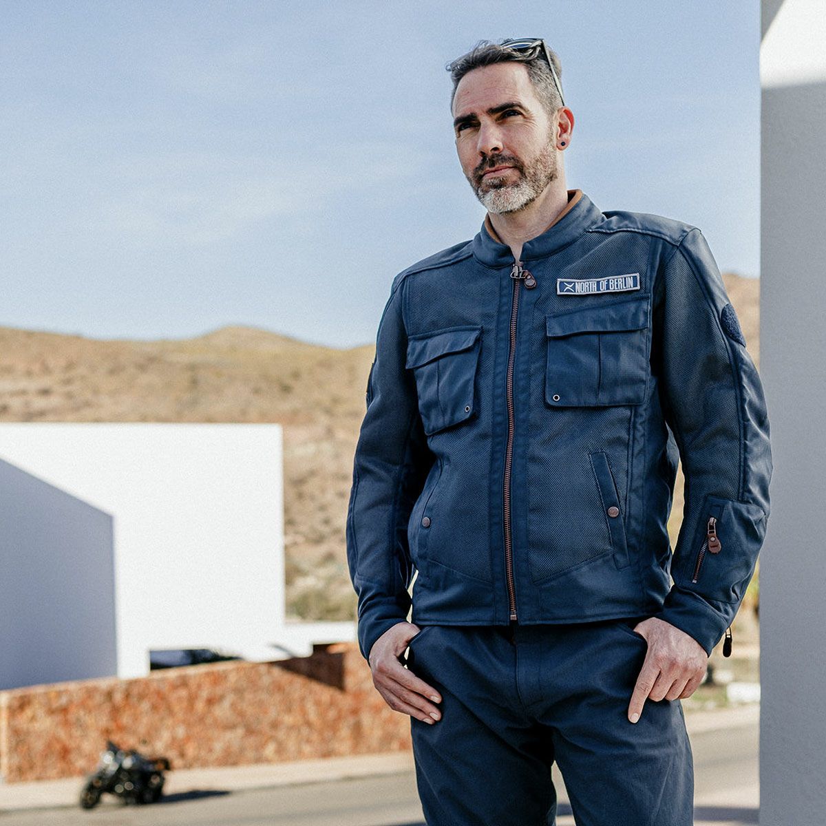 North of Berlin｜デザーティフィケーション ジャケット｜ファブリック｜ネイビー｜モデル着用