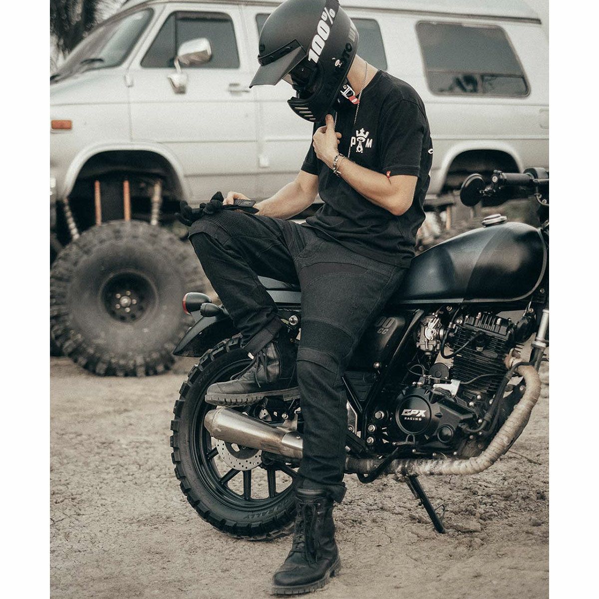 PANDO MOTO｜カールド スリム ｜デニム｜ブラック｜モデル着用