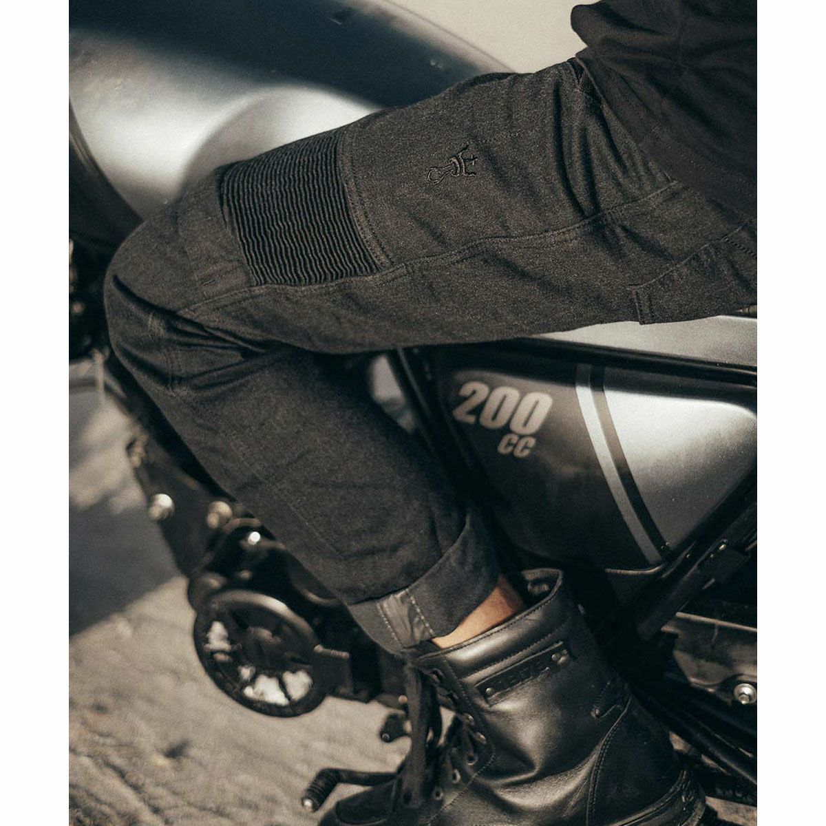 PANDO MOTO｜カールド スリム ｜デニム｜ブラック｜モデル着用