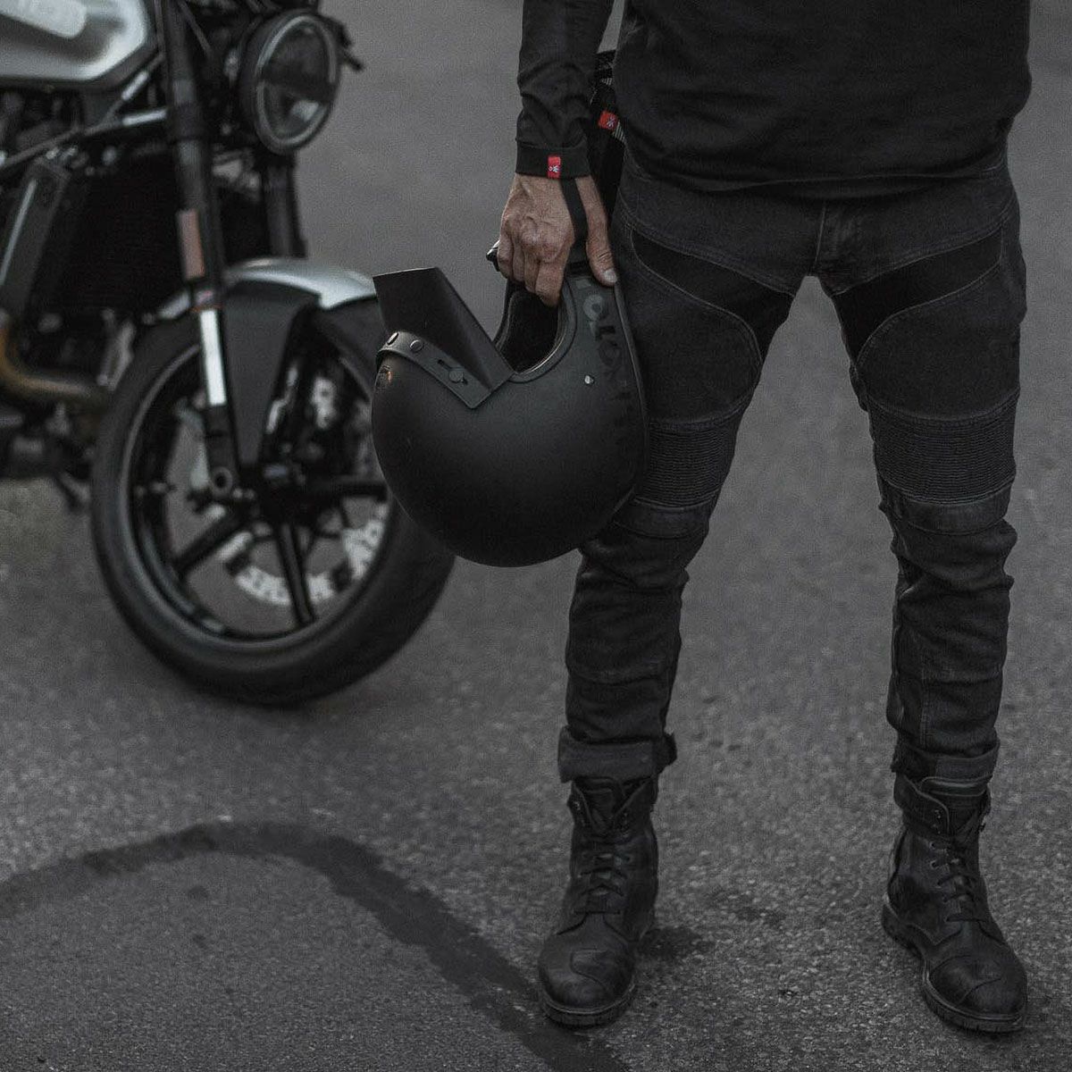 PANDO MOTO｜カールド スリム ｜デニム｜ブラック｜モデル着用