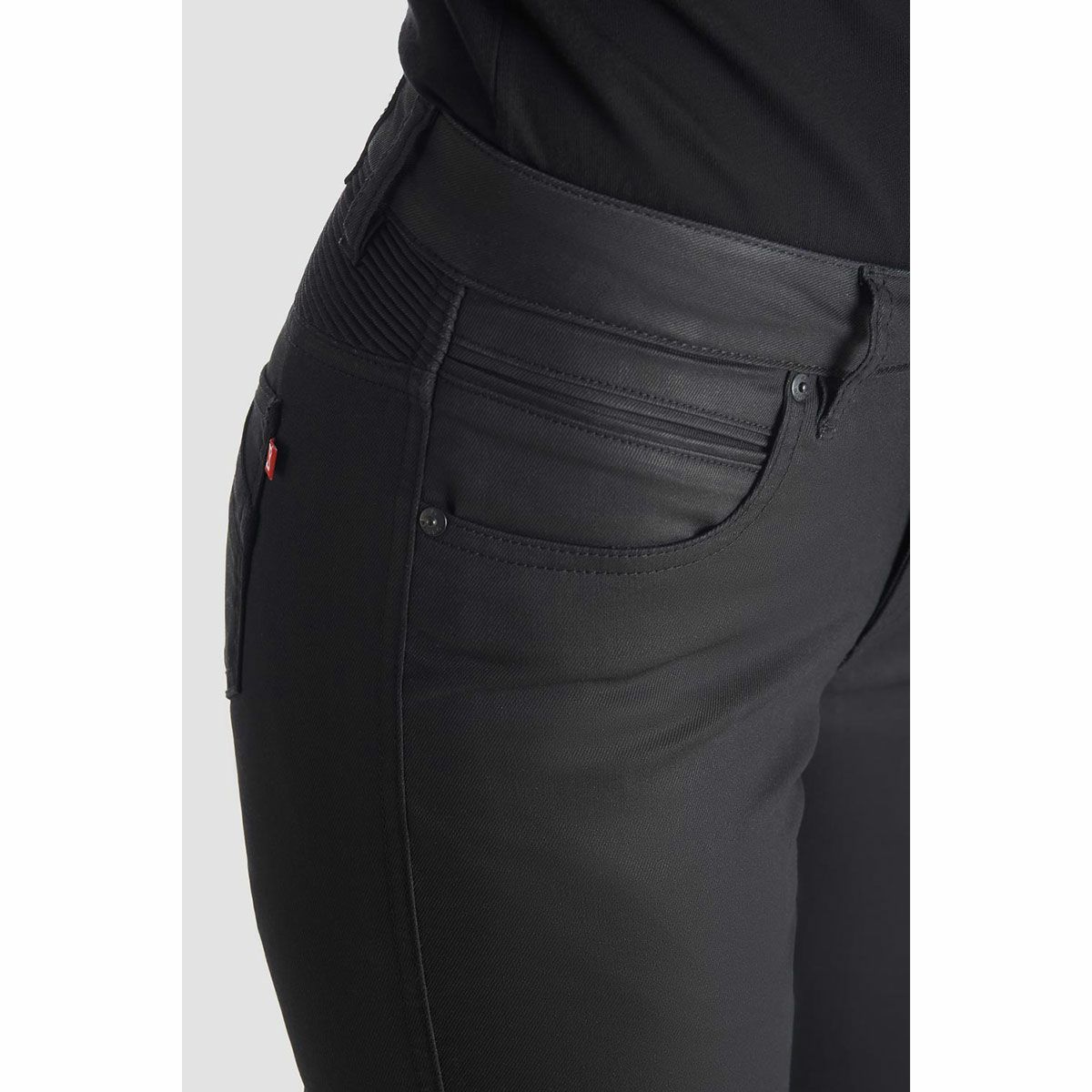 PANDO MOTO｜ロリカ スリム ｜デニム｜ブラック｜モデル着用