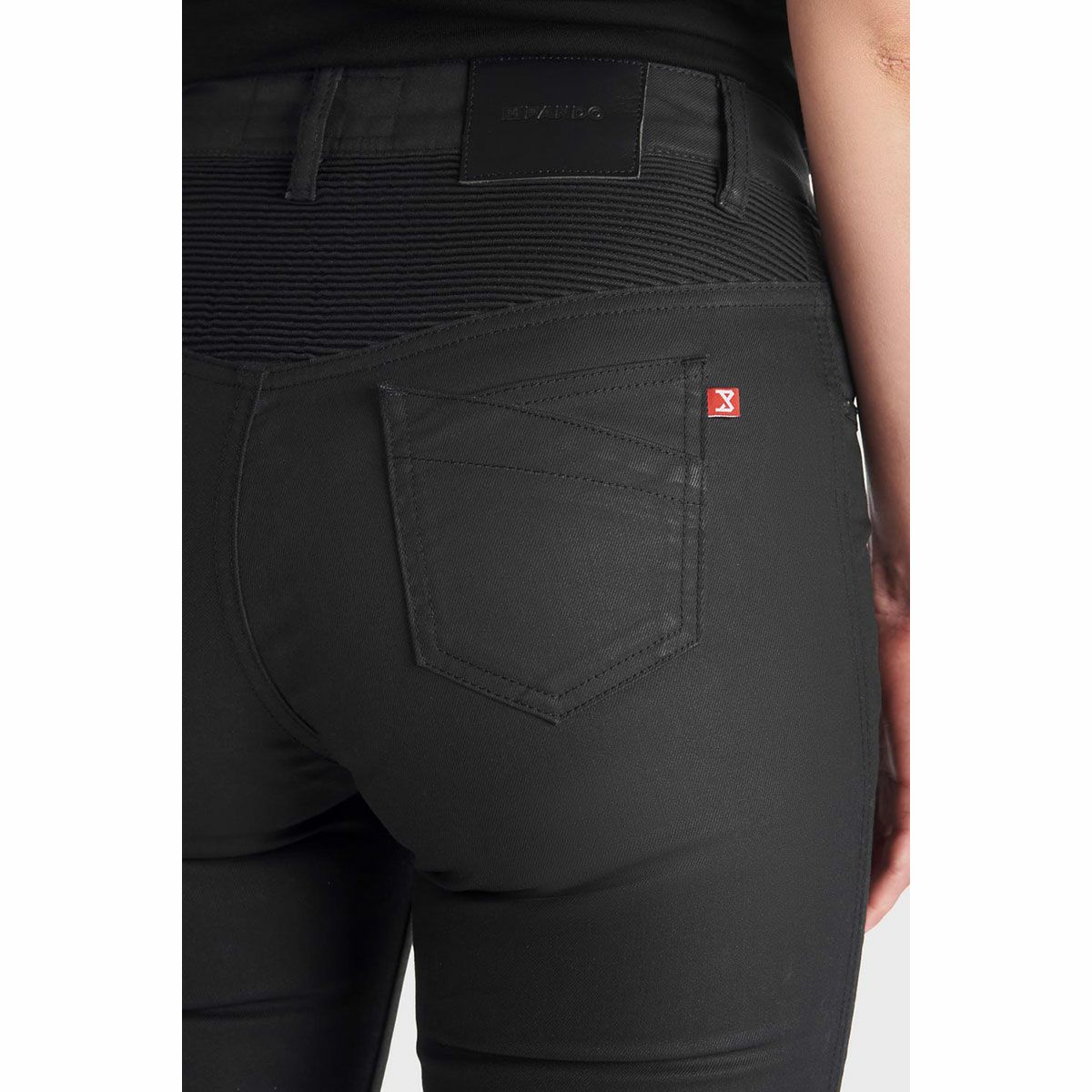 PANDO MOTO｜ロリカ スリム ｜デニム｜ブラック｜モデル着用