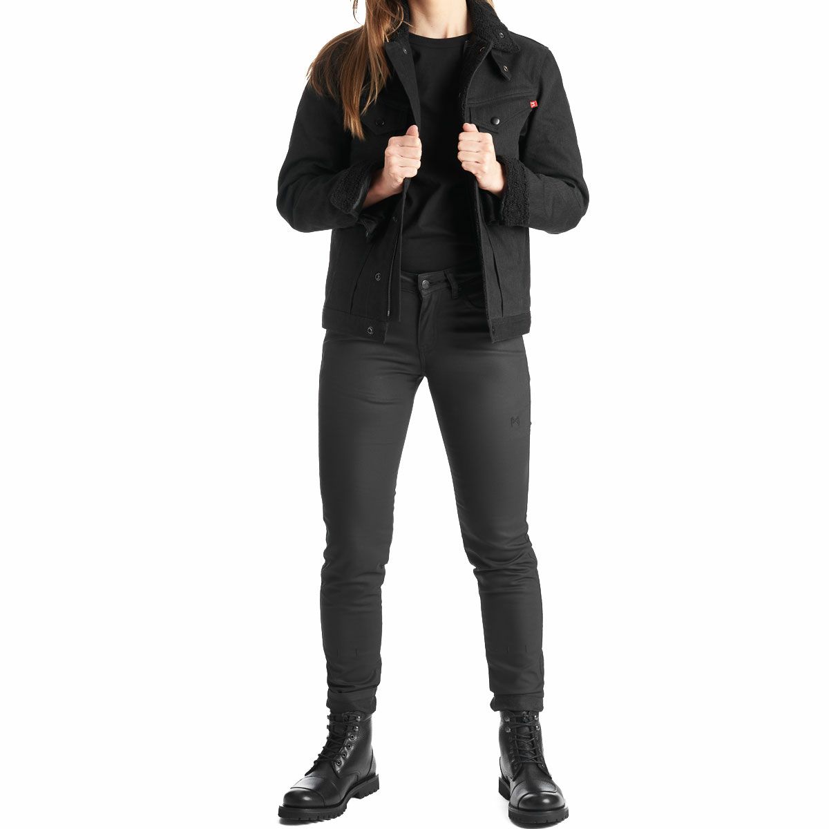 PANDO MOTO｜ロリカ スリム ｜デニム｜ブラック｜モデル着用