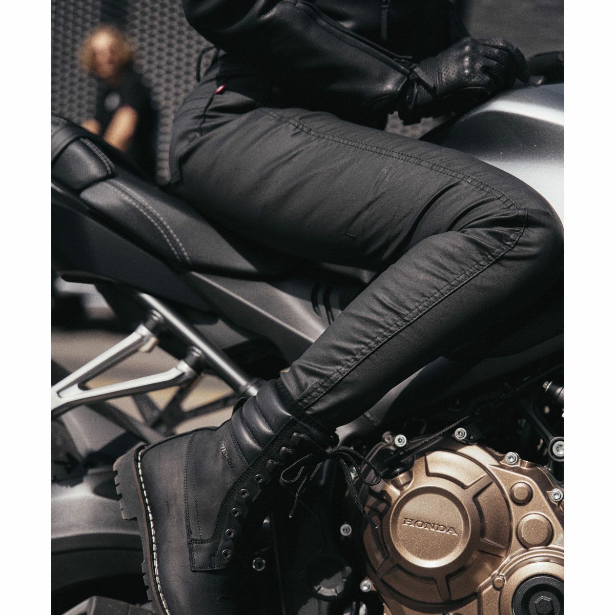 PANDO MOTO｜ロリカ スリム ｜デニム｜ブラック｜モデル着用