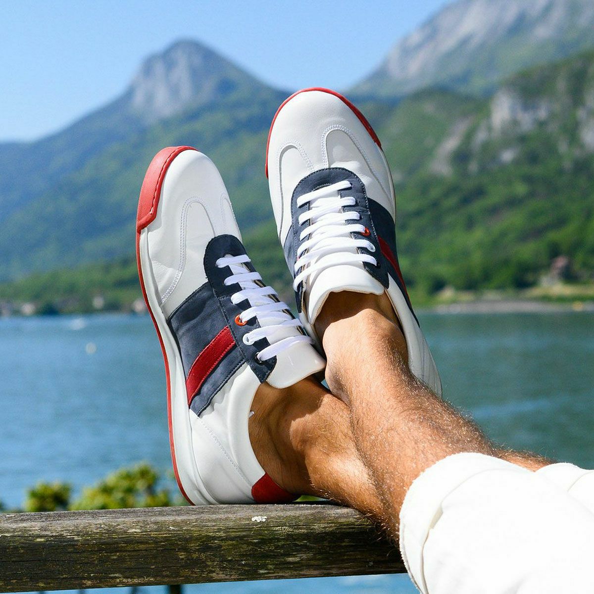 Linea di Corsa｜ハラマ ビアンコ｜スニーカー｜ホワイト×ブルー×レッド｜モデル着用