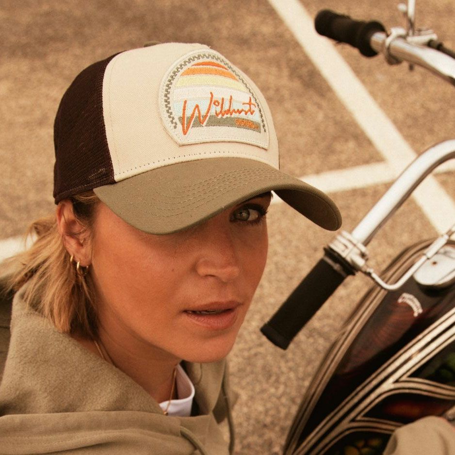 WILDUST｜トラッカーキャップ ウィンドレース｜帽子｜ブラウン×ベージュ｜モデル着用