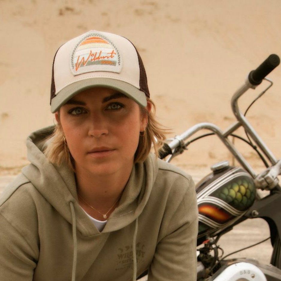 WILDUST｜トラッカーキャップ ウィンドレース｜帽子｜ブラウン×ベージュ｜モデル着用