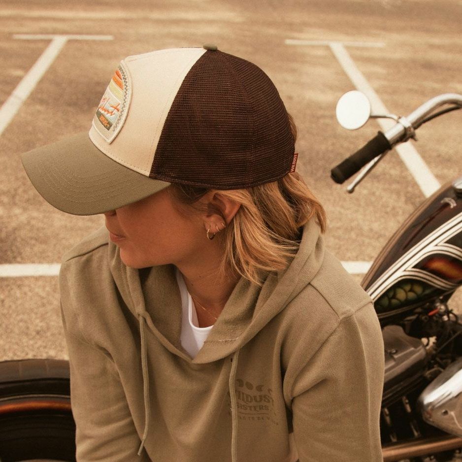 WILDUST｜トラッカーキャップ ウィンドレース｜帽子｜ブラウン×ベージュ｜モデル着用