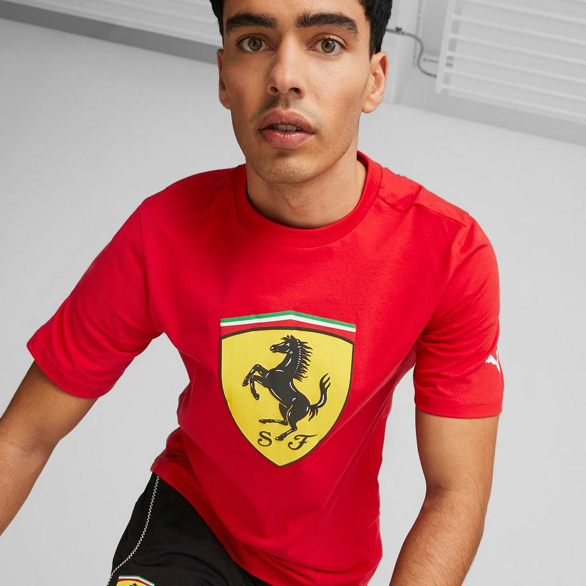 Ferrari｜スクーデリア フェラーリ レース ビッグ シールド Tシャツ｜Tシャツ｜レッド｜モデル着用