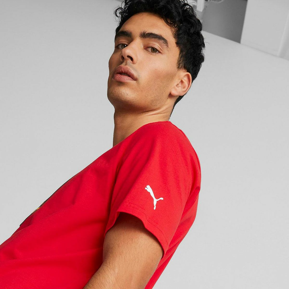 Ferrari｜スクーデリア フェラーリ レース ビッグ シールド Tシャツ｜Tシャツ｜レッド｜モデル着用