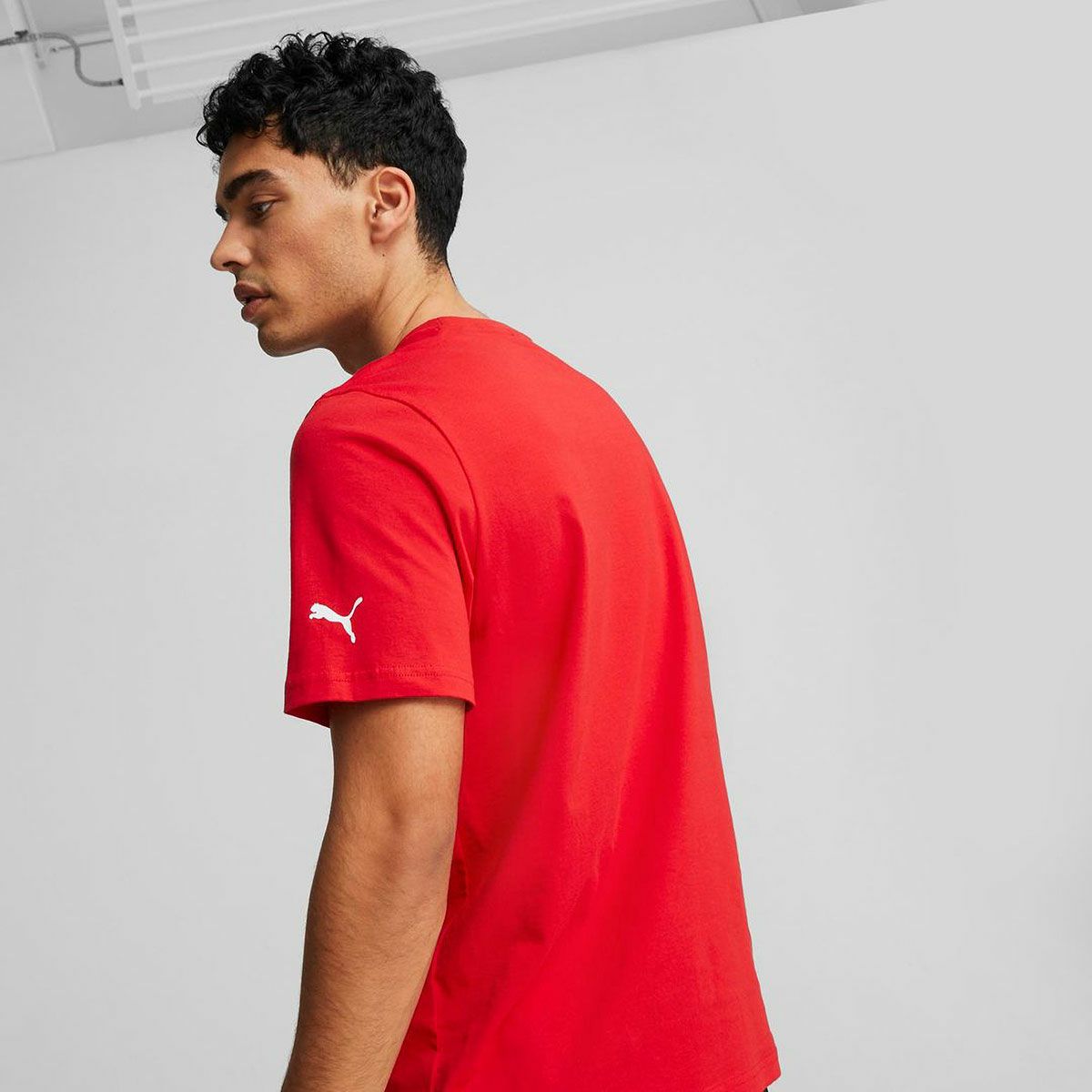 Ferrari｜スクーデリア フェラーリ レース ビッグ シールド Tシャツ｜Tシャツ｜レッド｜モデル着用