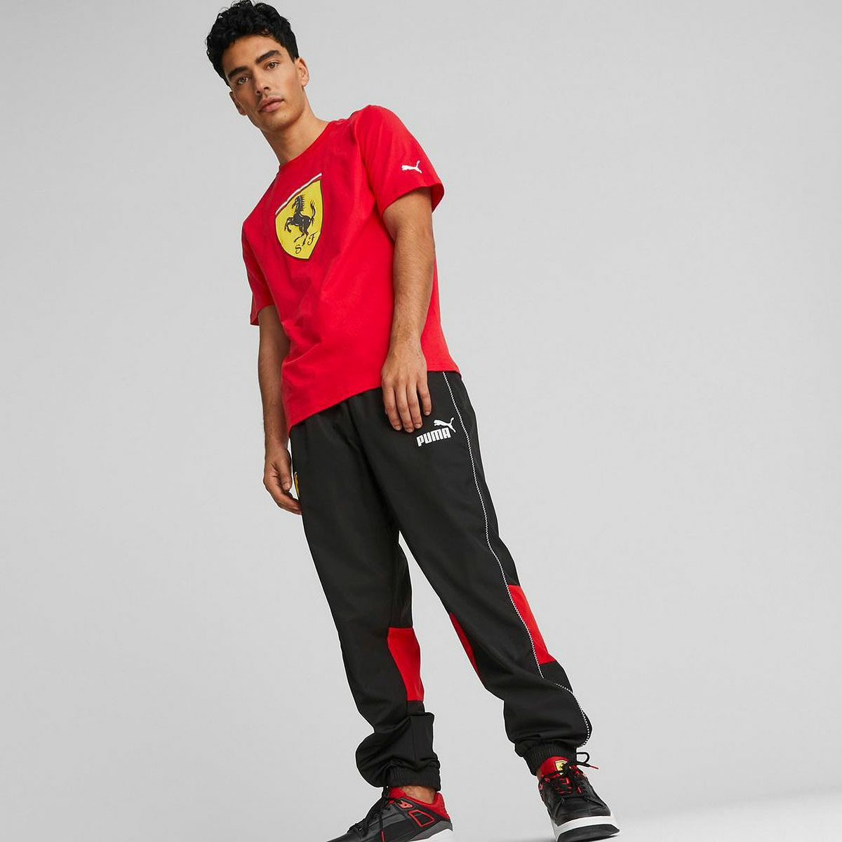 Ferrari｜スクーデリア フェラーリ レース ビッグ シールド Tシャツ｜Tシャツ｜レッド｜モデル着用