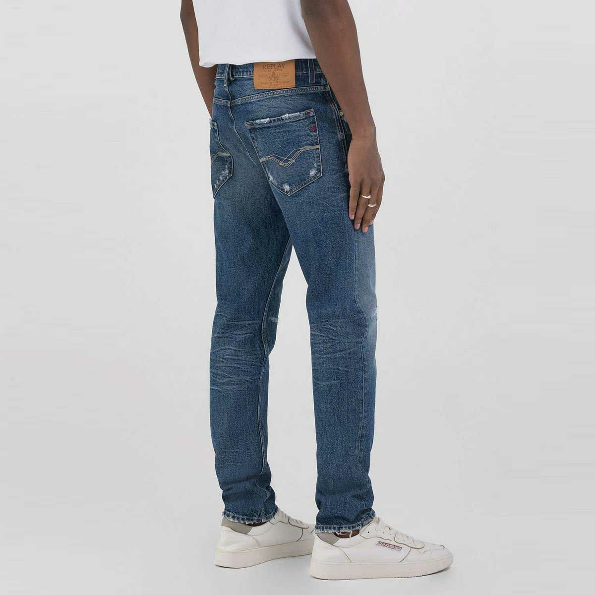 Replay｜ミッキム テーパード フィット ジーンズ ブルー｜デニム｜ミディアムブルー｜モデル着用