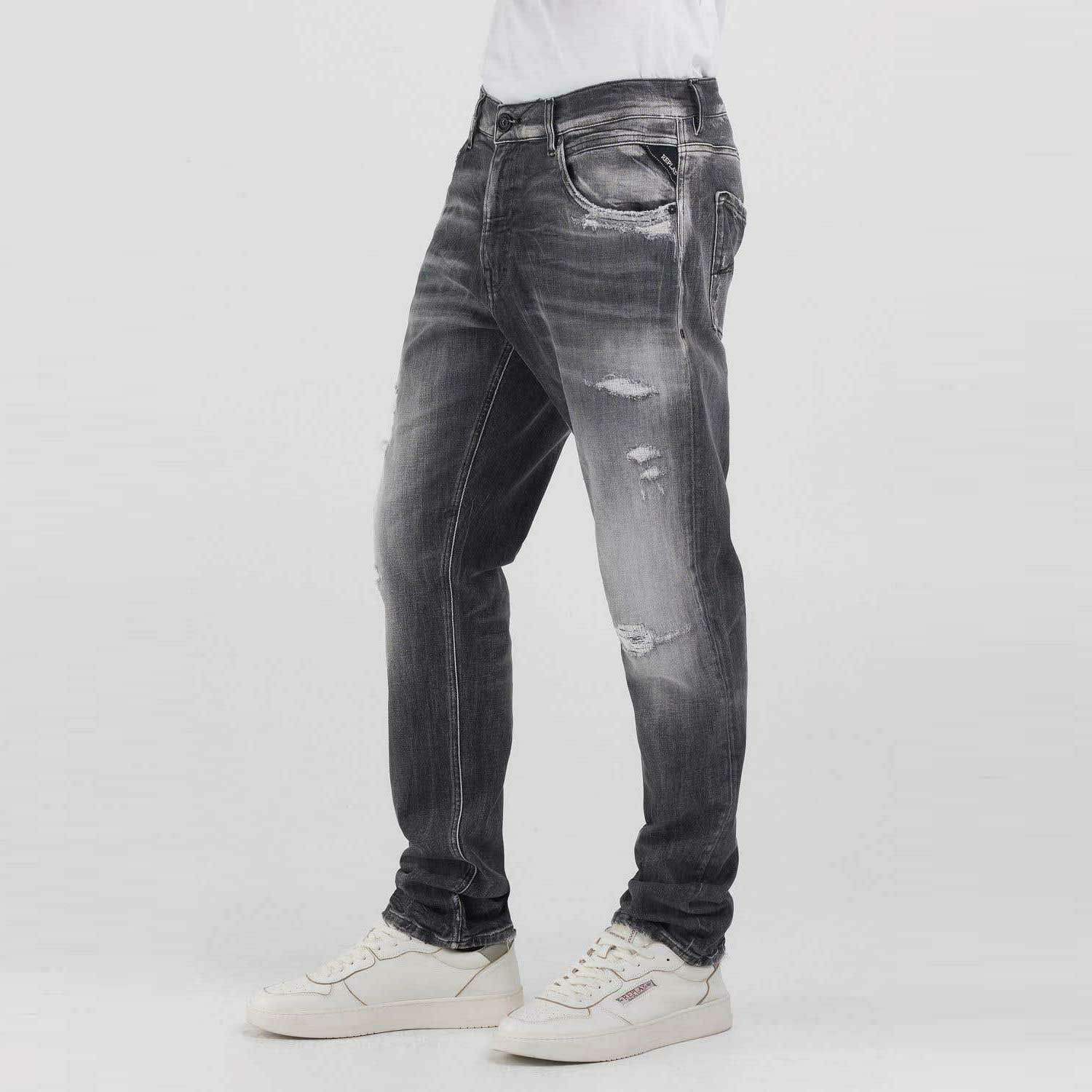 Replay｜ミッキム テーパード フィット ジーンズ グレー｜デニム｜ミディアムグレー｜モデル着用