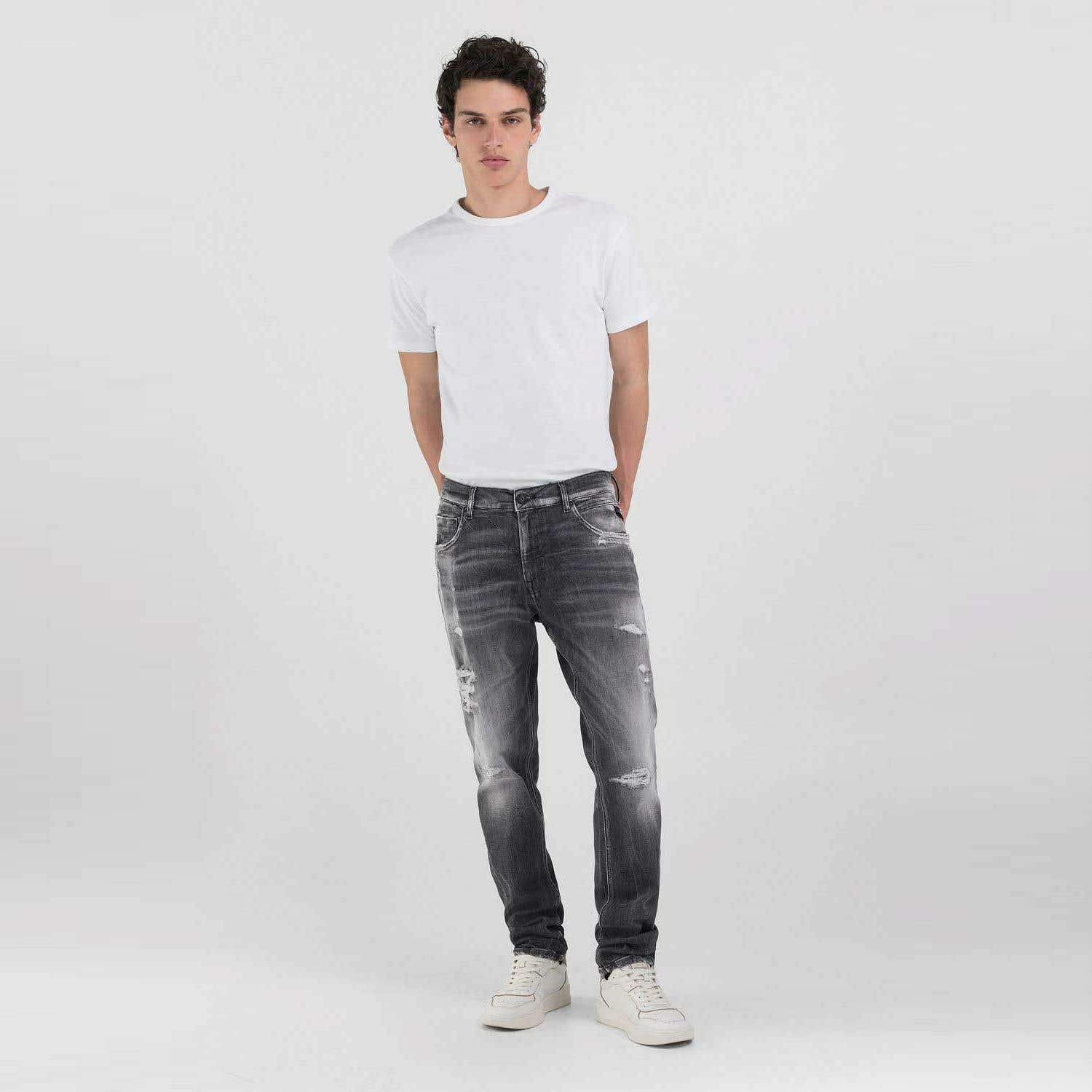 Replay｜ミッキム テーパード フィット ジーンズ グレー｜デニム｜ミディアムグレー｜モデル着用