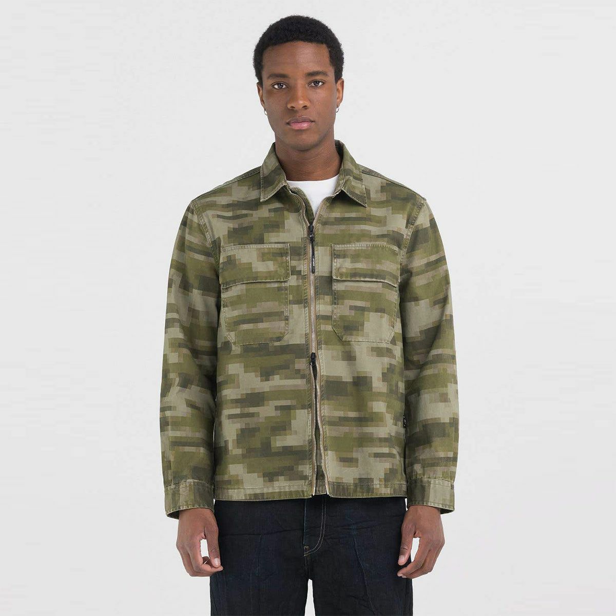 Replay｜デジタルカモ コットンツイル フルジップ シャツ｜デジタルミリタリーカモ｜モデル着用