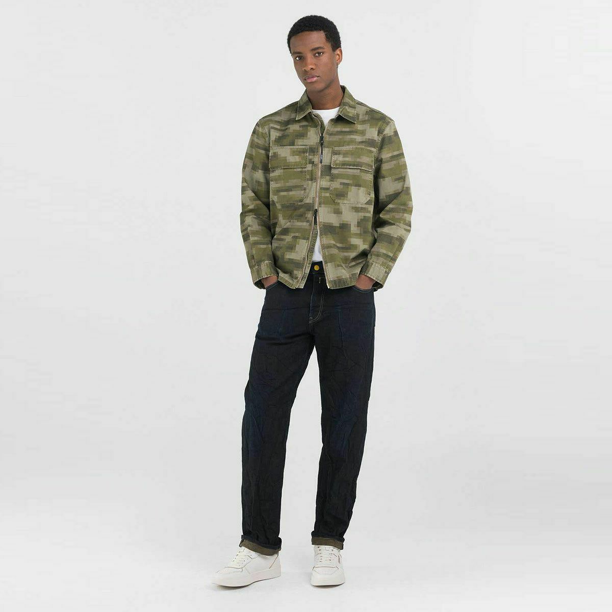 Replay｜デジタルカモ コットンツイル フルジップ シャツ｜デジタルミリタリーカモ｜モデル着用
