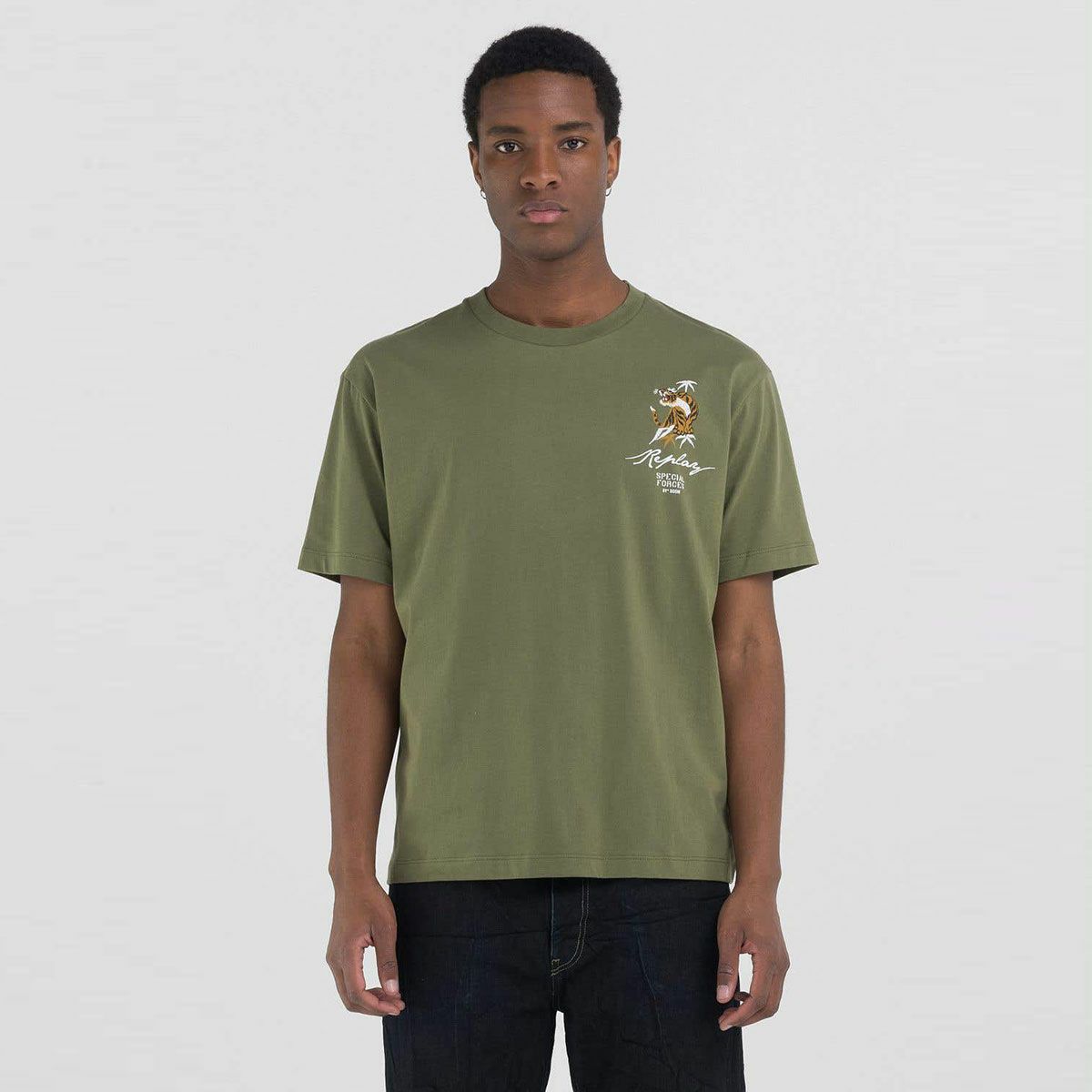 Replay｜タイガー グラフィック Tシャツ｜アーミーグリーン｜モデル着用