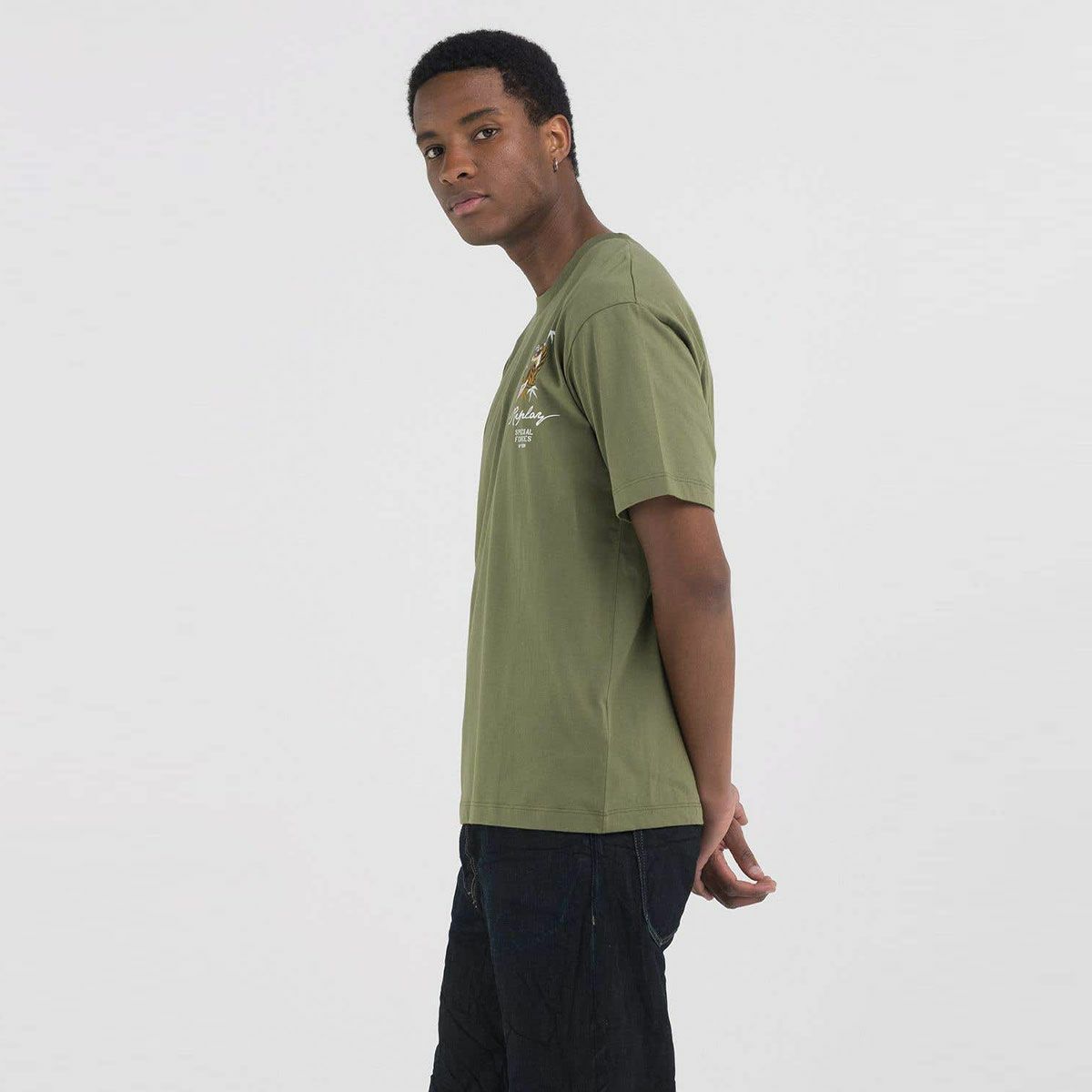 Replay｜タイガー グラフィック Tシャツ｜アーミーグリーン｜モデル着用