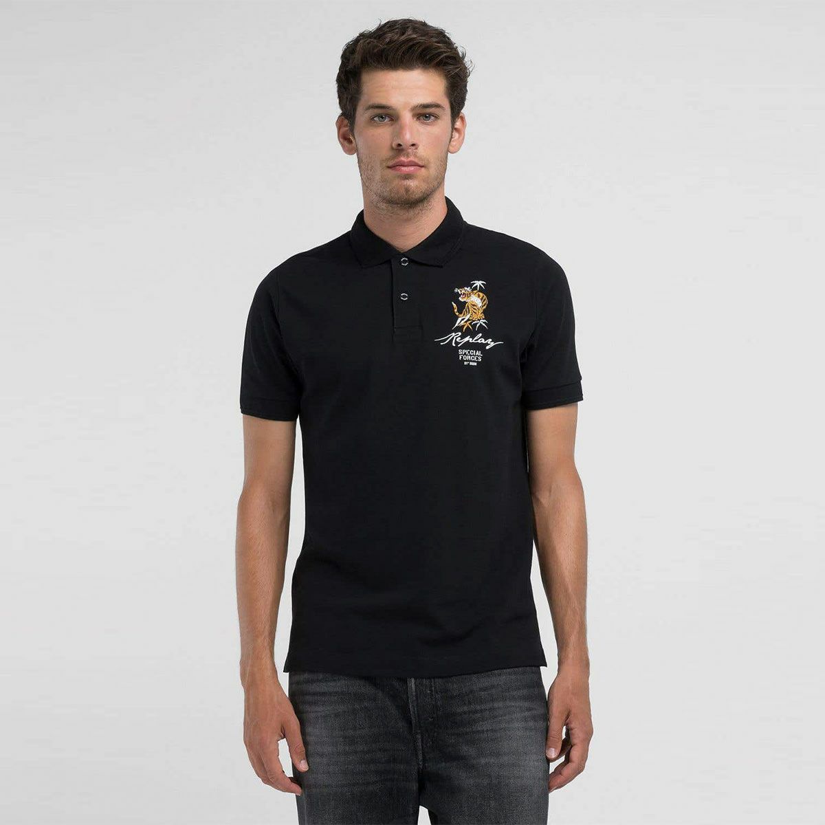 Replay｜タイガーグラフィック ポロシャツ｜ブラック｜モデル着用