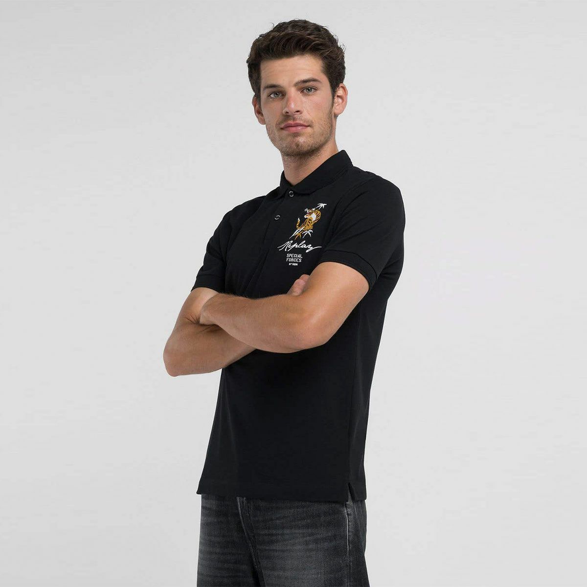 Replay｜タイガーグラフィック ポロシャツ｜ブラック｜モデル着用