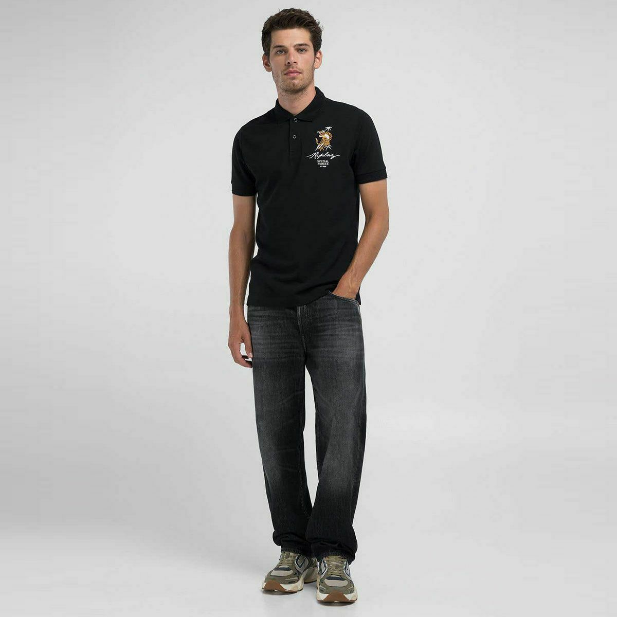 Replay｜タイガーグラフィック ポロシャツ｜ブラック｜モデル着用