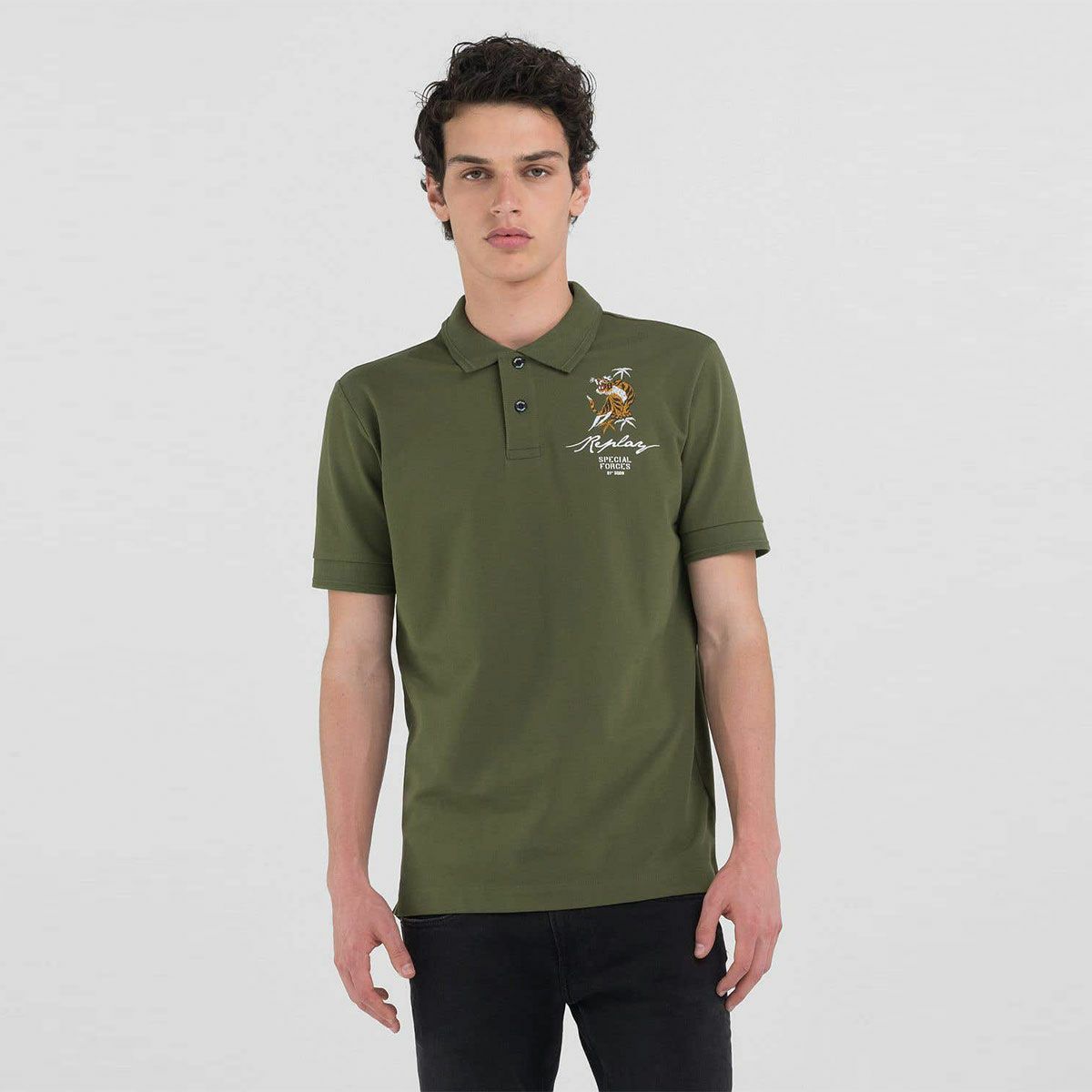 Replay｜タイガーグラフィック ポロシャツ｜アーミーグリーン｜モデル着用