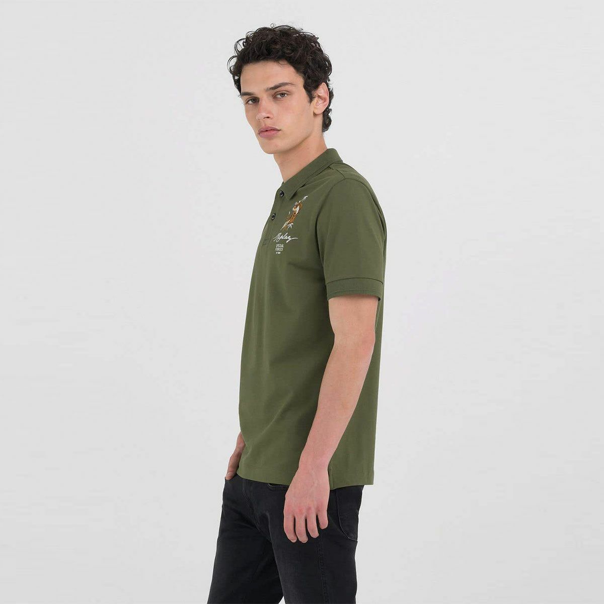 Replay｜タイガーグラフィック ポロシャツ｜アーミーグリーン｜モデル着用
