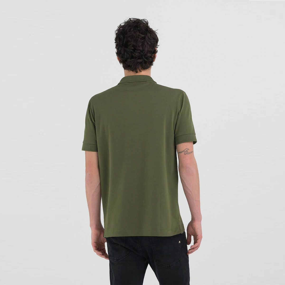 Replay｜タイガーグラフィック ポロシャツ｜アーミーグリーン｜モデル着用