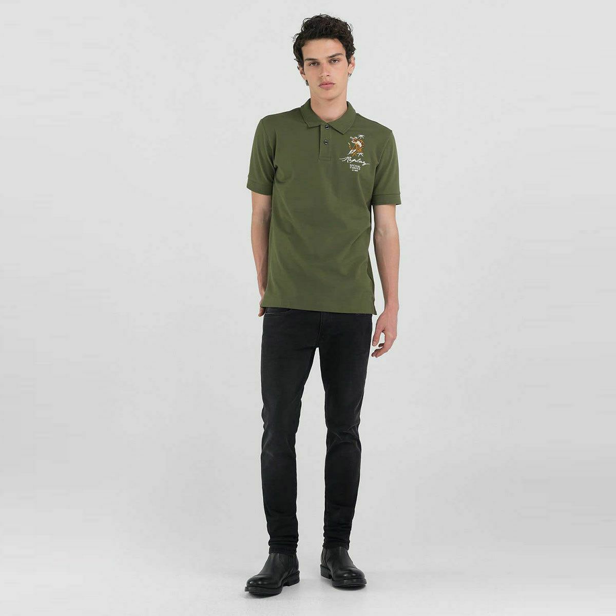 Replay｜タイガーグラフィック ポロシャツ｜アーミーグリーン｜モデル着用