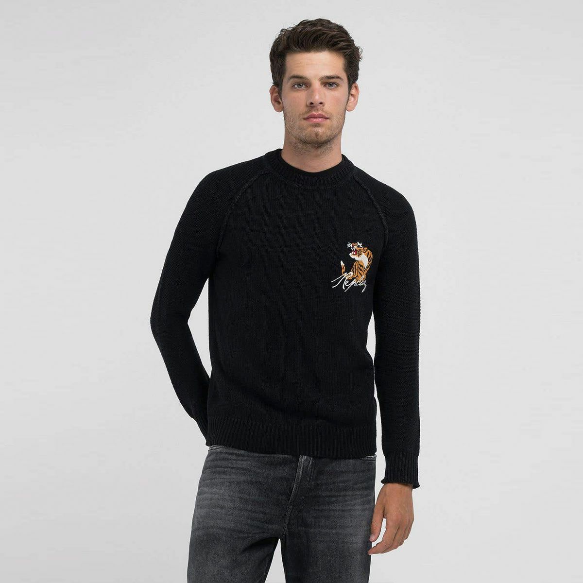 Replay｜クルーネック タイガー セーター｜ニット｜ブラック｜モデル着用
