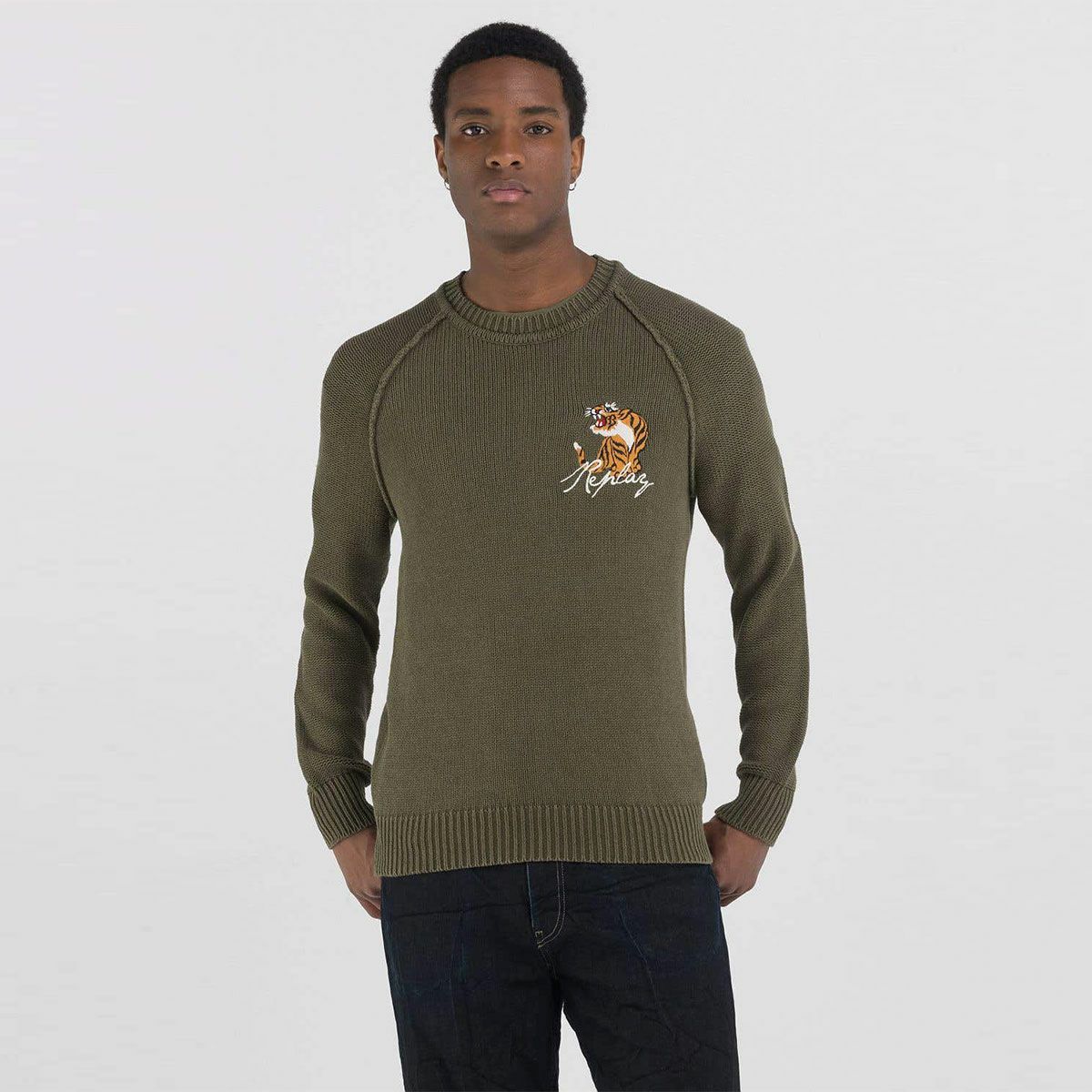 Replay｜クルーネック タイガー セーター｜ニット｜マスクグリーン｜モデル着用